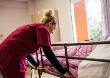 Aπαγόρευση επισκεπτηρίου σε Μονάδες Φροντίδας Ηλικιωμένων συστήνει η Περιφέρεια Αττικής