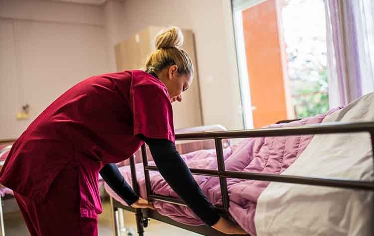 Aπαγόρευση επισκεπτηρίου σε Μονάδες Φροντίδας Ηλικιωμένων συστήνει η Περιφέρεια Αττικής