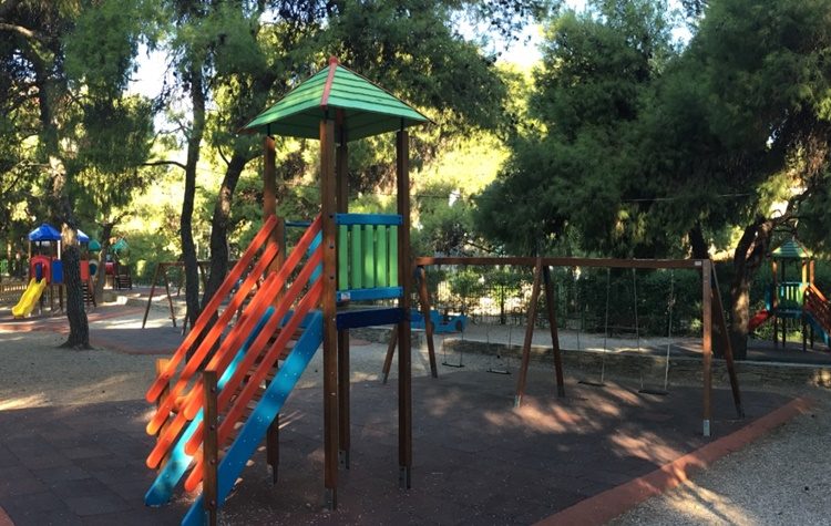 Κλειστές οι παιδικές χαρές και τα προαύλια των σχολικών μονάδων