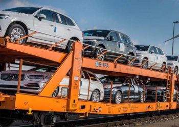 Η Volvo Cars αντικαθιστά τα φορτηγά με τρένα
