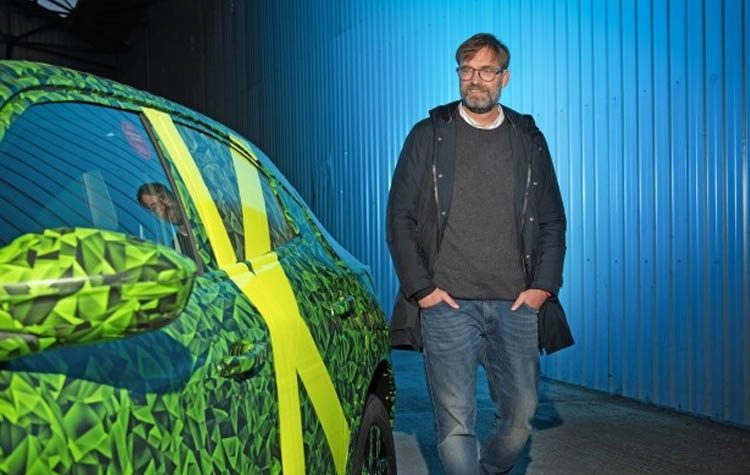 Ο Jürgen Klopp στο τιμόνι του νέου Opel Mokka