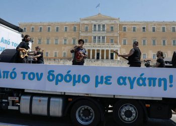 Η μουσική βόλτα της Άλκηστης Πρωτοψάλτη στους δρόμους της Αθήνας