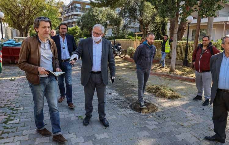 Συντήρηση πρασίνου στον Άγιο Νικόλαο παρόντος του δημάρχου