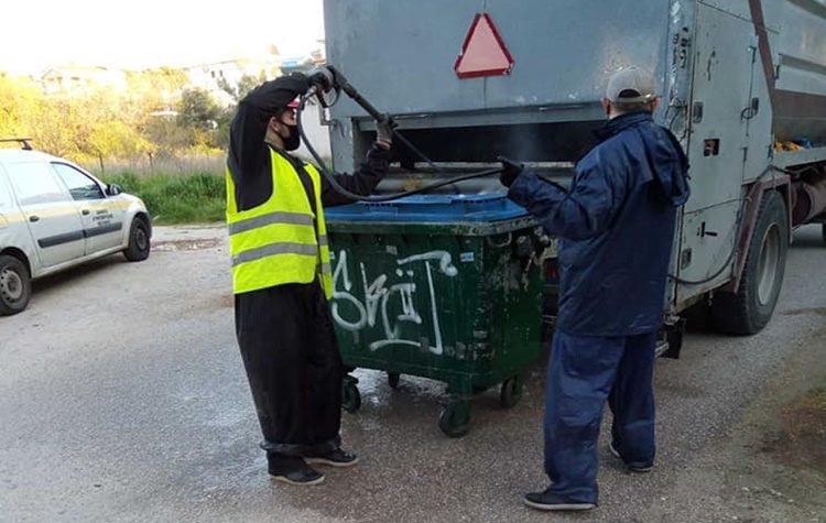 Τα συνεργεία του Δήμου συνεχίζουν απολυμάνσεις και πλύσεις κάδων