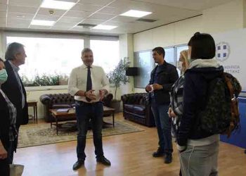 Δωροεπιταγές στους 330 εργαζόμενους του ΕΔΣΝΑ παρέδωσε ο Γ. Πατούλης