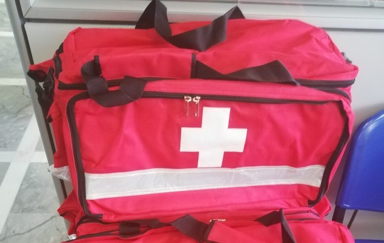 Φορητά φαρμακεία για πρώτες βοήθειες από τον Δήμο