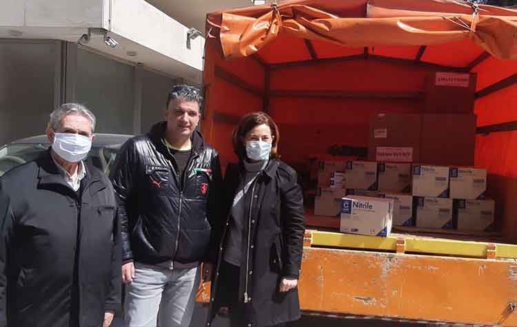 Μάσκες και γάντια από την Περιφέρεια παρέλαβε ο Δήμος