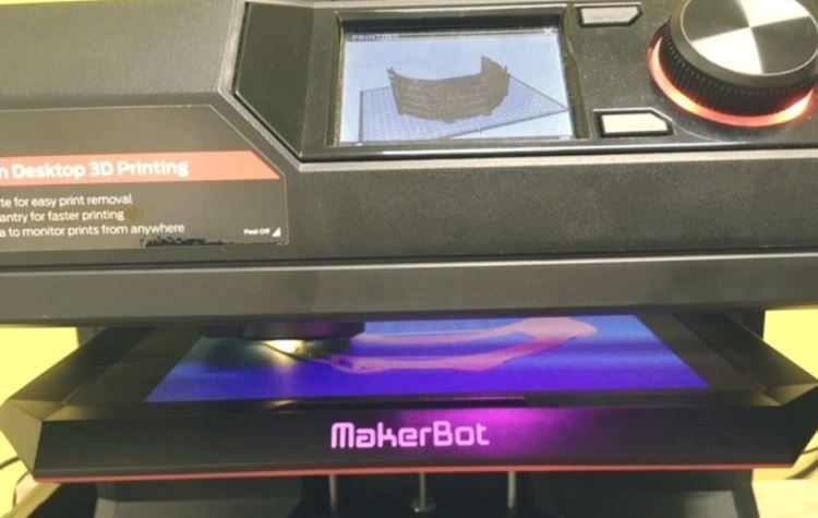 Αμερικάνικο Κολλέγιο: Φτιάχνει μάσκες για τα νοσοκομεία