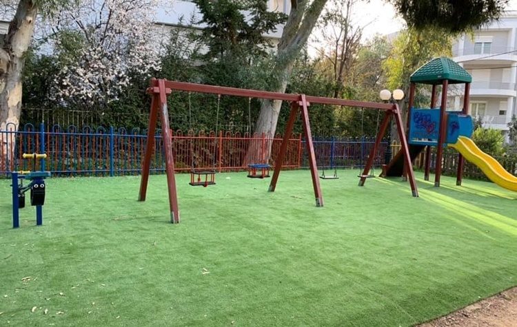 Προχωρούν τα έργα σε τέσσερις παιδικές χαρές