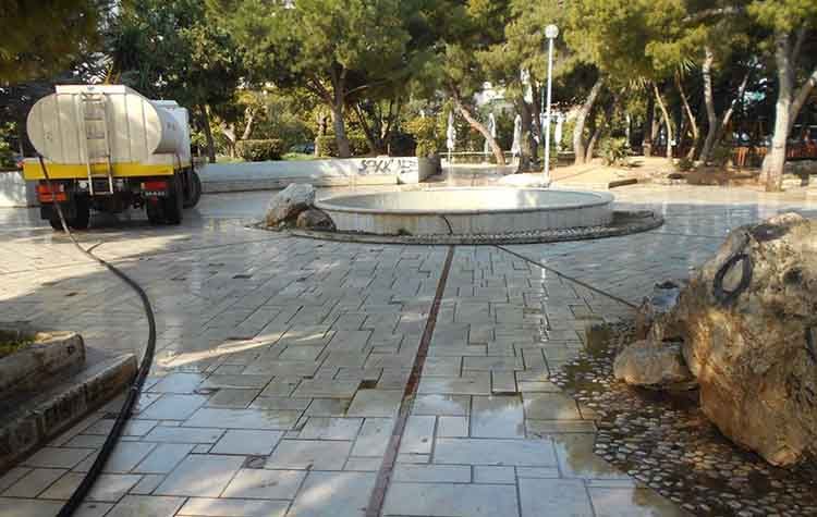 Απολύμανση στη πλατεία Ελευθερίας στο Νέο Ψυχικό