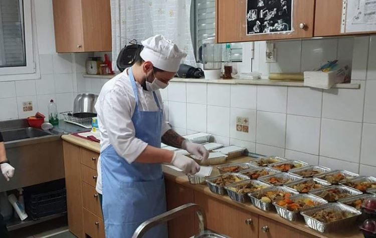 Στο πόστο τους οι εργαζόμενοι του Δήμου για σίτιση και τηλεφωνική βοήθεια