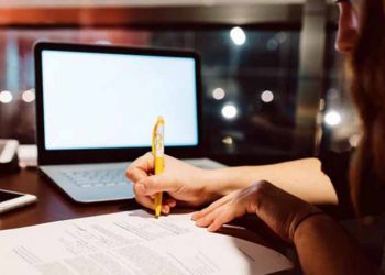 Συντήρηση πρασίνου στον Άγιο Νικόλαο παρόντος του δημάρχου