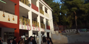 Ένωση Γονέων: «Τα σχολεία δεν μπορούν να υποκαθιστούν υποδομές της πόλης»