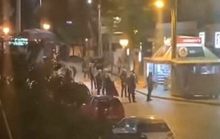 Νύχτα έντασης στην πλατεία Άι Γιάννη με επέμβαση των ΜΑΤ (βίντεο)