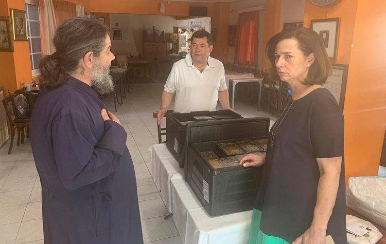 Την διανομή γευμάτων σε Λυκόβρυση - Πεύκη επέβλεψε η Λουκία Κεφαλογιάννη