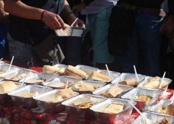 Ξεκίνησε η διανομή περίπου 40.000 γευμάτων σε ευπαθείς πολίτες της Αττικής