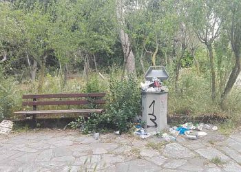 Το παρατημένο πάρκο στη πλατεία Σολωμού