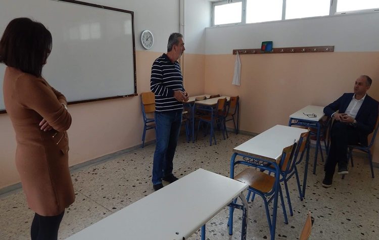 Συνάντηση Σαραούδα με εκπαιδευτικούς για το άνοιγμα των σχολείων