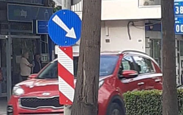 Συνεχίζεται η αντικατάσταση των πινακίδων οδικής κυκλοφορίας σε Λυκόβρυση - Πεύκη