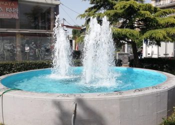 Λειτουργεί ξανά το σιντριβάνι στην Πλατεία της Λυκόβρυσης