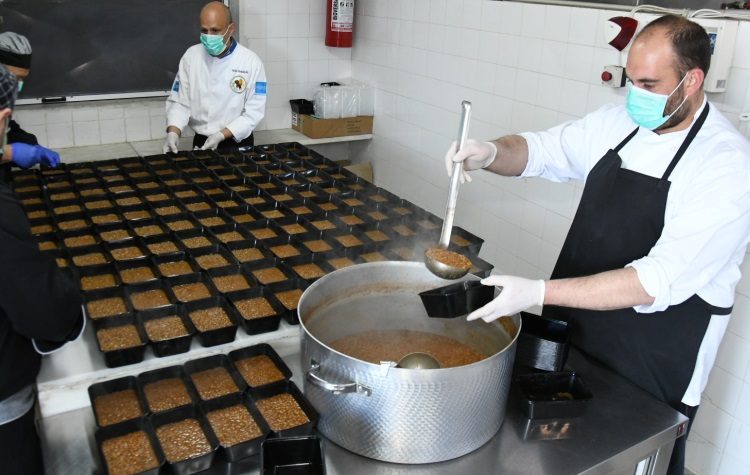 …Προσμένουμε, ίσως, κάποιο θάμα *