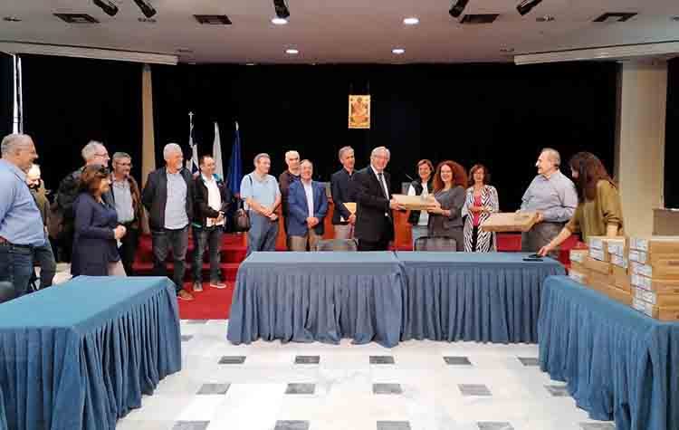 Δήμος Αμαρουσίου: Παράδοση laptop στους διευθυντές Γυμνασίων - Λυκείων