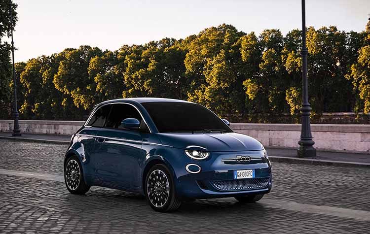 Πρεμιέρα για το hatchback ηλεκτρικό 500 με την έκδοση «la Prima»