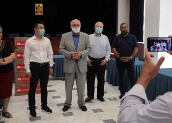 Χορηγία 100 tablet της Huawei στον Δήμο Αμαρουσίου