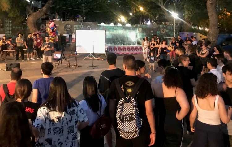 Eκδήλωση της ΚΝΕ στην κεντρική πλατεία με συζητήσεις, μουσική και πυγμαχία