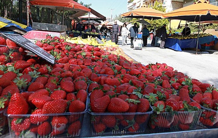 «Χείρα βοηθείας» σε οικογένειες μέσω λαϊκών αγορών