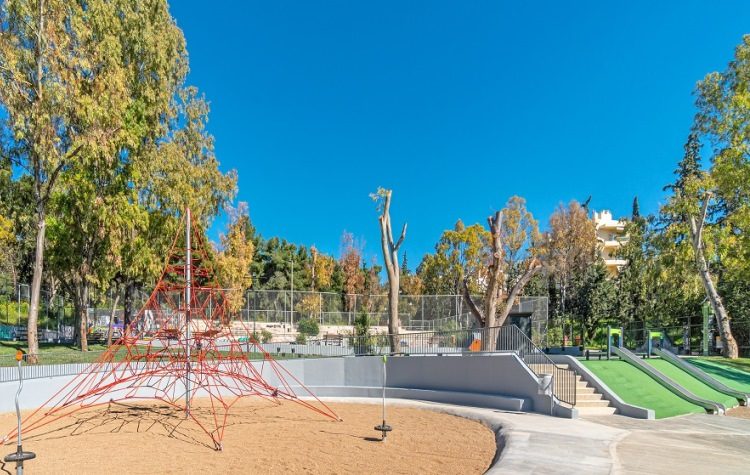 Παραδίδεται στο κοινό η ανακαινισμένη παιδική χαρά Παπάγου (βίντεο)