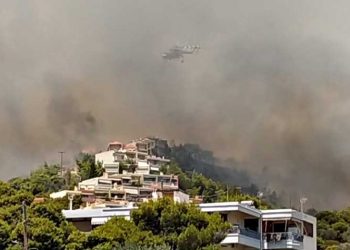 Μαίνεται η φωτιά στις Κεχριές Κορινθίας