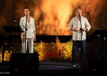 «Μάγεψαν» το κοινό ο Μανώλης Μητσιάς και η Καρυοφυλλιά Καραμπέτη