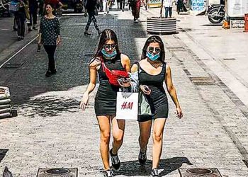 Αντί να πέσουν… φορέθηκαν