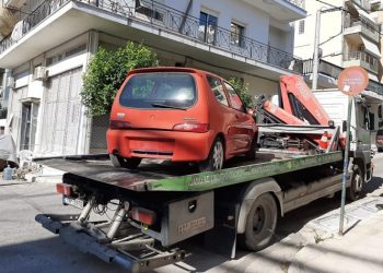 Ανησυχία κατοίκων Ηλιακού Χωριού για τα εγκαταλειμμένα οχήματα στον οικισμό