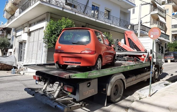 Ανησυχία κατοίκων Ηλιακού Χωριού για τα εγκαταλειμμένα οχήματα στον οικισμό