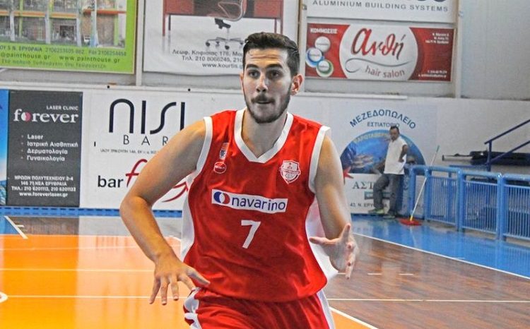 Πανερυθραϊκός: Συνεχίζει με τα «ερυθρόλευκα» ο Θανάσης Ντουζίδης