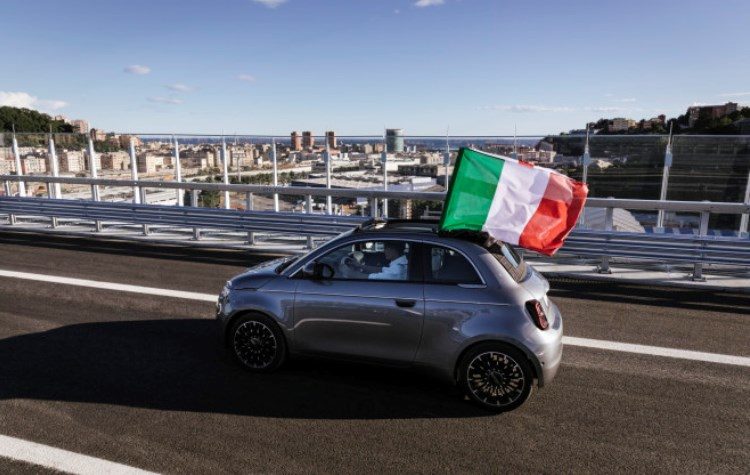 To ηλεκτρικό Fiat 500 εγκαινίασε τη νέα γέφυρα San Giorgio στη Γένοβα