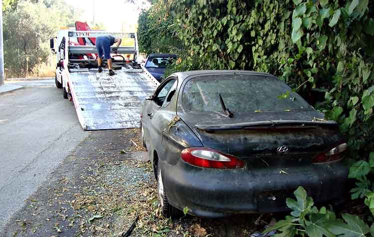 Απομακρύνονται από τους δρόμους της πόλης τα εγκαταλελειμμένα ΙΧ