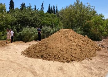 Συναγερμός για τα μπάζα στο ρέμα της Πύρνας