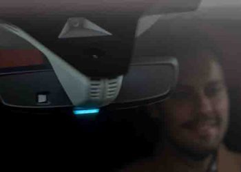 Το μπλέ φως του Οpel Grandland X δηλώνει την ηλεκτρική λειτουργία του