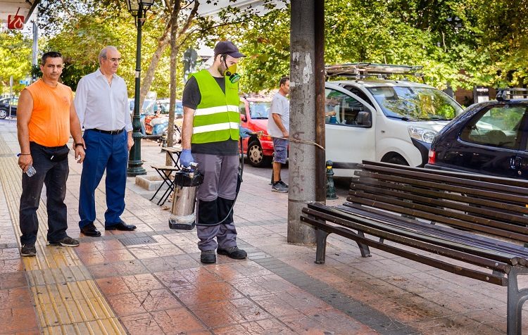 Συνεχίζονται οι απολυμάνσεις σε σχολεία, παγκάκια και στάσεις λεωφορείων
