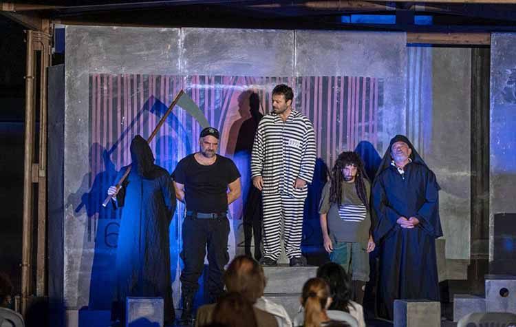 Άφθονο γέλιο στην παράσταση «Αρκάς: Η Ζωή Μετά» στην Βορέειο Βιβλιοθήκη