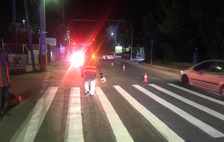 Εργασίες διαγράμμισης διαβάσεων πεζών από τον Δήμο