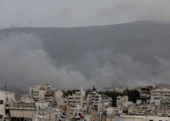 Πυροσβεστική: Υπό μερικό έλεγχο η φωτιά στον Βύρωνα