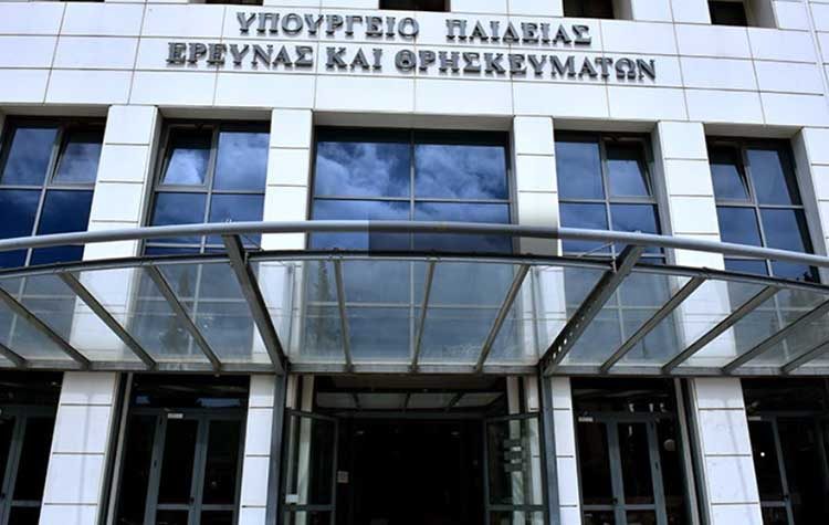 Οργή εκπαιδευτικών για την «ανατροπή» τελευταία στιγμή της ώρας προσέλευσης των μαθητών για αγιασμό
