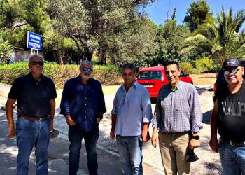 Αντιπροσωπεία της αντιπολίτευσης στην συγκέντρωση διαμαρτυρίας έξω από την πτέρυγα «Μπόμπολα»