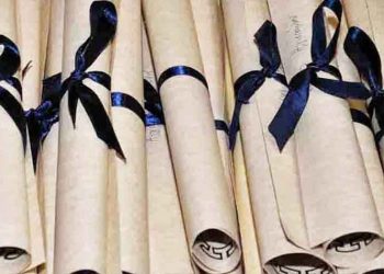 Βράβευση των παιδιών που αποφοίτησαν από τα δημόσια σχολεία