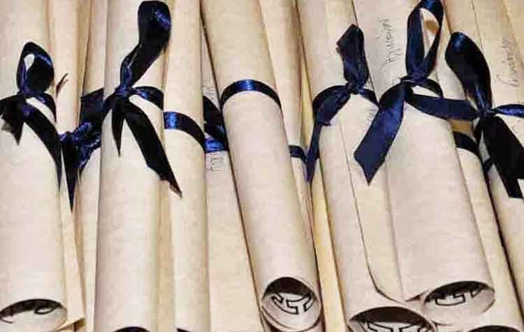 Βράβευση των παιδιών που αποφοίτησαν από τα δημόσια σχολεία