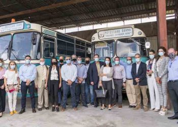 Ξενάγηση της Επιτροπής Ηγεσίας του AmCham στα μουσειακά λεωφορεία από τον Όμιλο Σαρακάκη